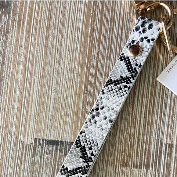 Call Me Chic Keychain - Picture 2 of 4